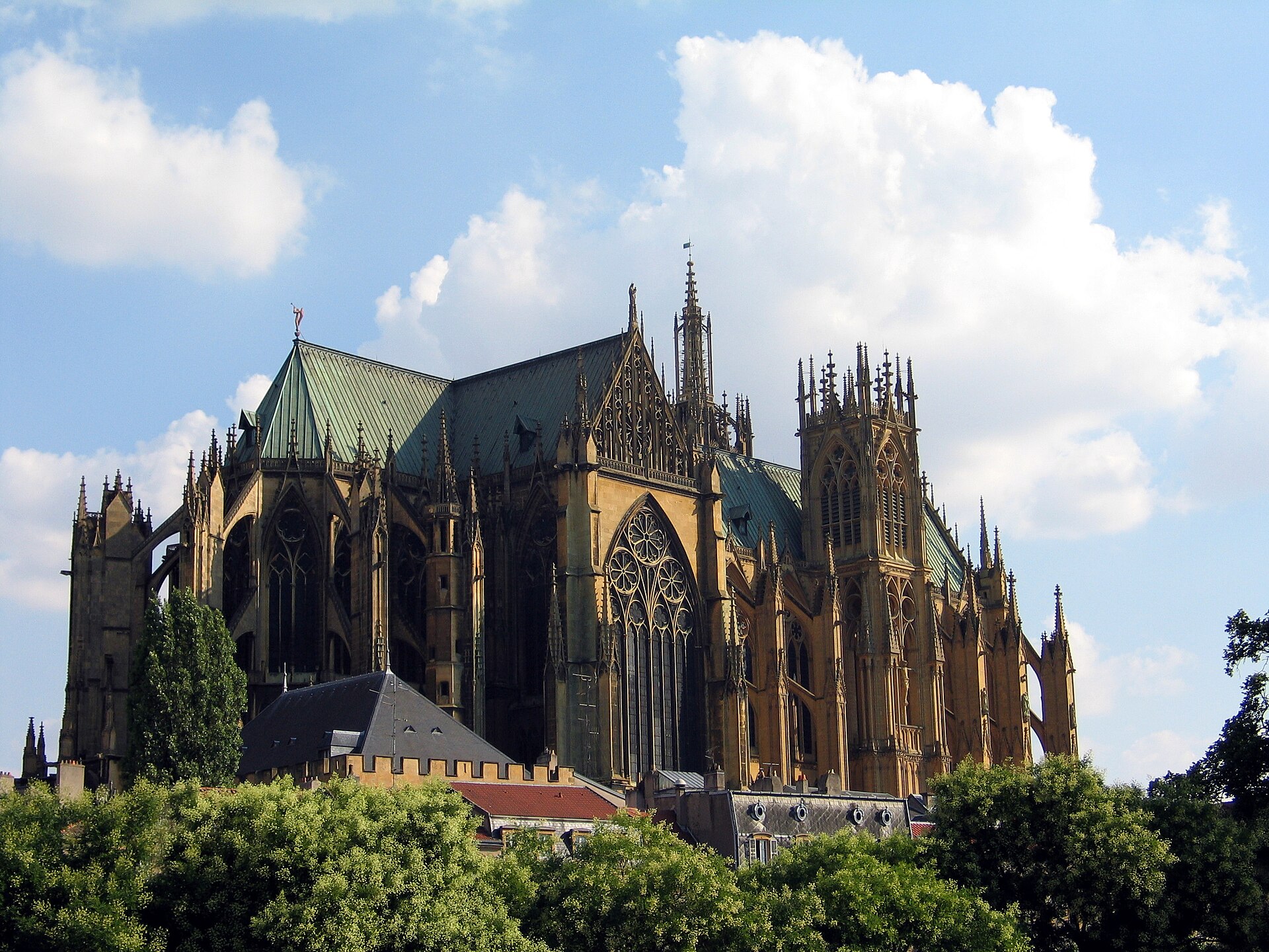 Vue d'ensemble de la cathédrale Saint-Étienne de Metz depuis la place de la Préfecture